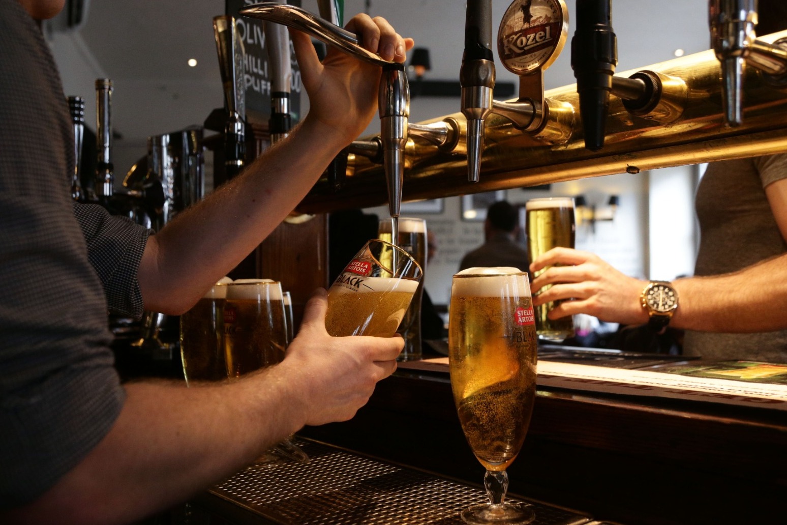 Pubs group to charge customers more to drink at peak times 